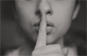 dito alla bocca come simbolo per informativa privacy corsi Zefiro Formazione
